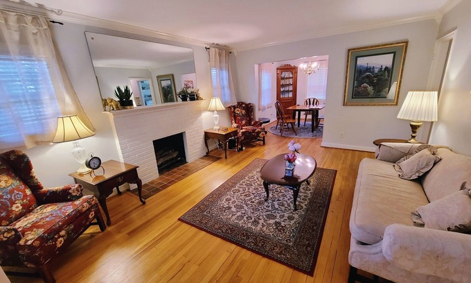 Montclair House | Spacious Retreat within walking distance to UK Campus & Hospital
