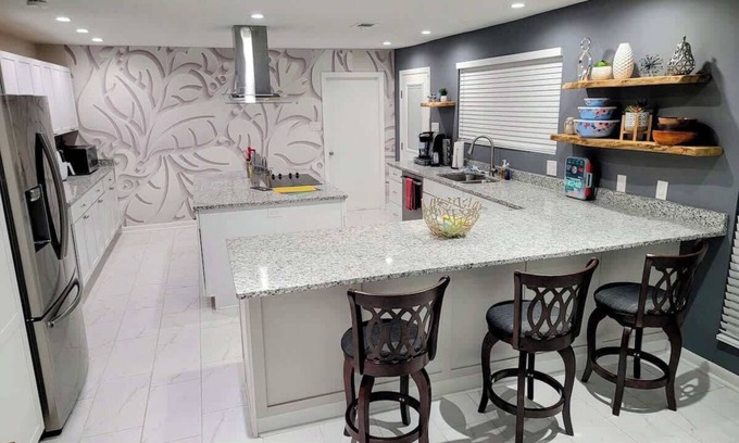 Savannah House | Spacious Retreat with Pool - 15 min to Downtown