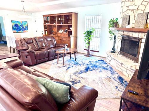 Beaumont House | Spacious Retro 2BR 3BA In Quiet Neighborhood