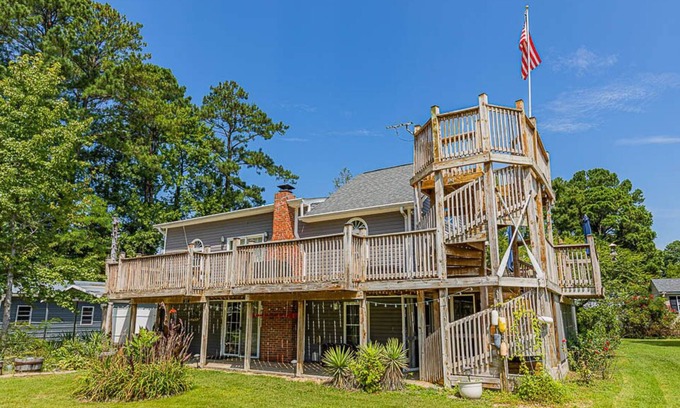 Sharps House | Spacious River Home Near Beautiful Community Beach