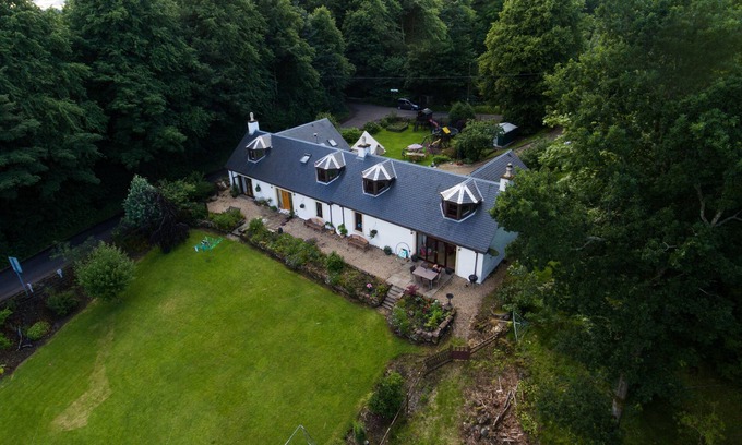 Balfron Cottage | Spacious Riverside Cottage Perfect For Families, groups,pets. * NEW HOT TUB*