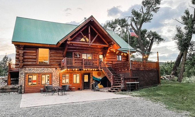 South Fork House | Spacious riverside Lodge Book now for winter