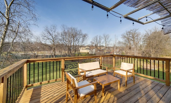 Rockford House | Spacious Rockford Retreat: Walk Downtown!
