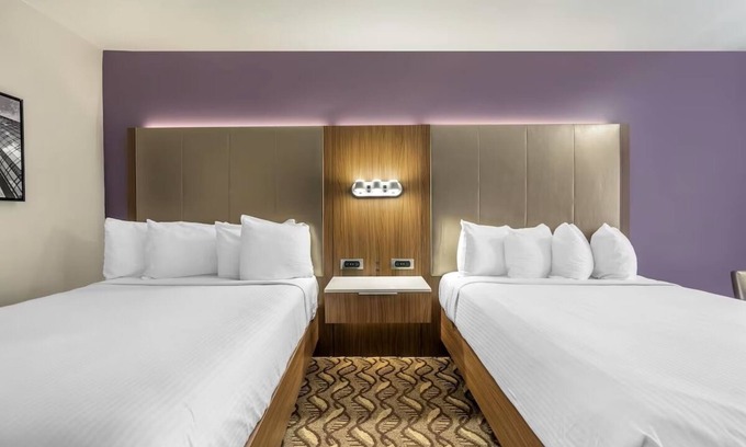 Inglewood Hotel | Spacious Room Close to LAX Airport – Great Home Base for Exploring LA