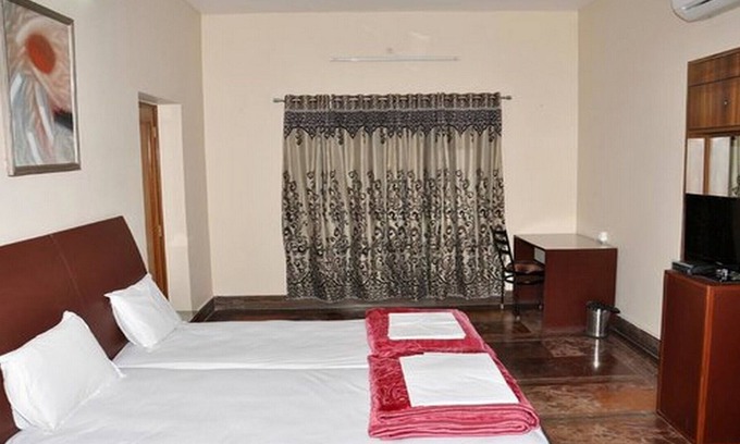 Adarsh Nagar House | Spacious room in a pleasant area