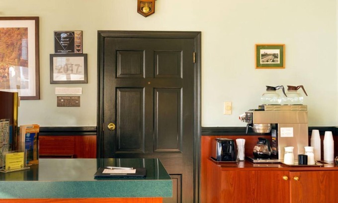 Huntington House | Spacious Room in Budget Host Inn with 1 Queen Bed for Couples