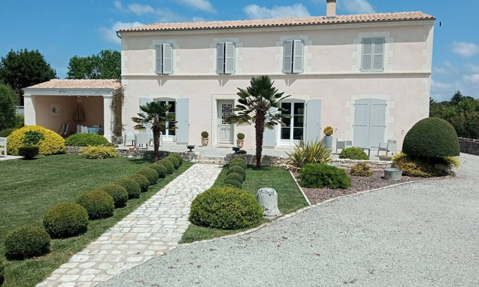 Echillais Bed & Breakfast | Spacious room in charming Charentaise