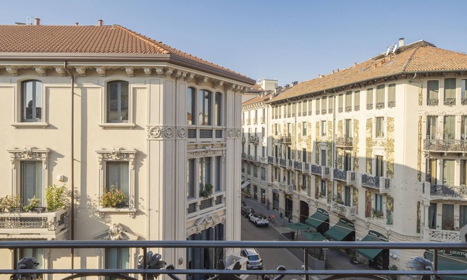 Porta Venezia House | Spacious room in elegant period building with private bathroom close to the center