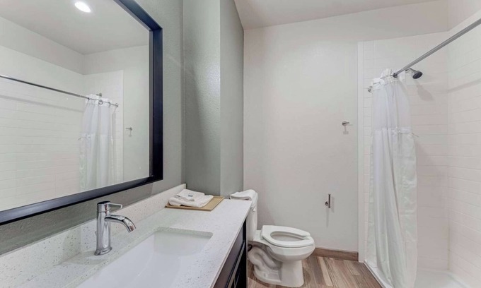 Eastside Promise Neighborhood House | Spacious Room Perfect for Travelers in I-10 & I-35 - Complimentary Breakfast