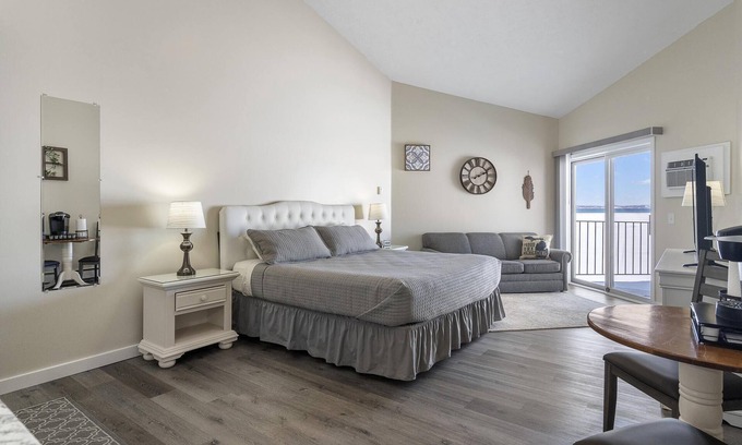 Traverse City Condo | Spacious Rooms With Breathtaking Panoramic Views Of The Beach (309)