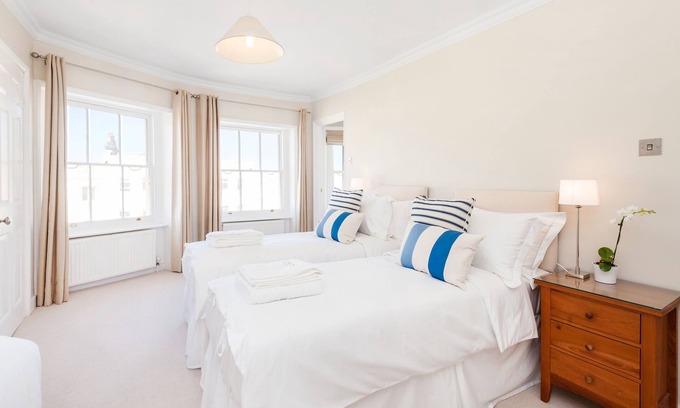 Hove Apartment | Spacious Sea View Maisonette (sleeps up to 12) by MyHolidayLet