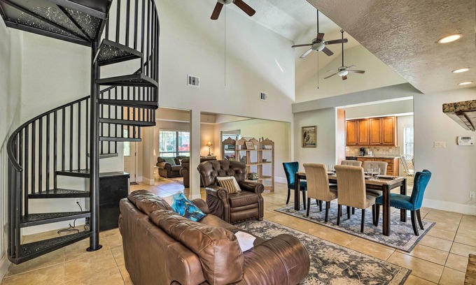 El Lago House | Spacious Seabrook Home w/Patio: 1 Mi to Beach!