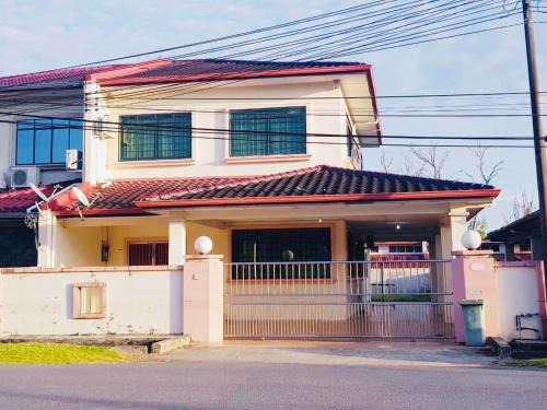 Bintulu House | Spacious Semi-D Taman Terus Homestay