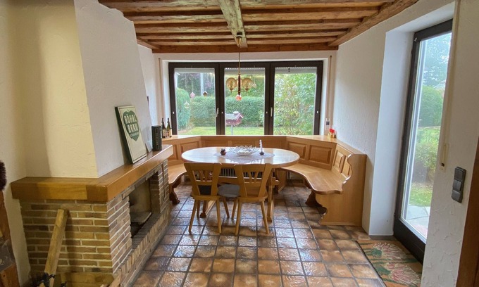 Straubing House | Spacious semi-detached house with exclusive use of the garden