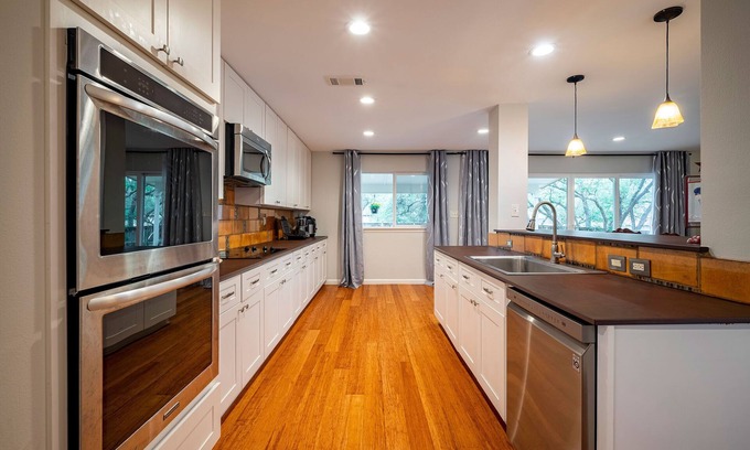 Northview Hills House | Spacious Serene Oasis -15mins to the Domain, 20mins to DT, Lake Travis