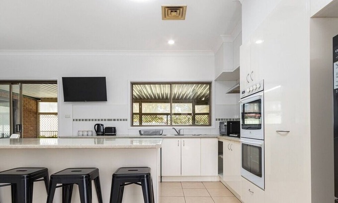 Mayfield West House | Spacious Seven Bedroom, Five Bathroom House