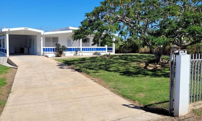 San Jose House | Spacious SINGLE STORY spacious 3bd + 1 with A/C. 3 side wrap around veranda.