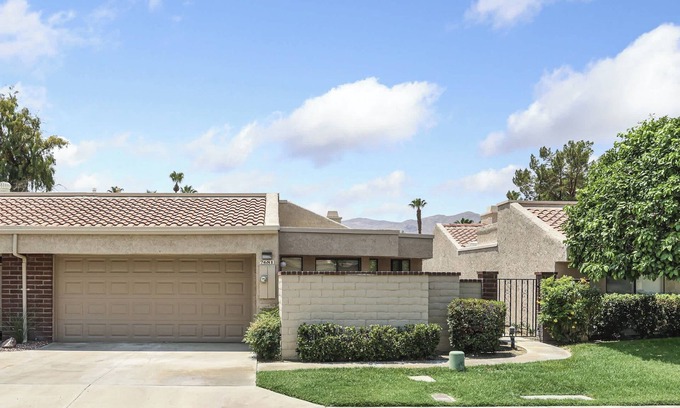 Palm Springs Condo | Spacious Single-Story Condo w/ Lake View