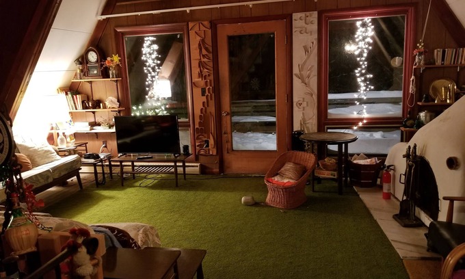 Waitsfield Ski Chalet | Spacious Skihouse on MRG with Deck, 2 Kitchens, W/D, Minutes from Foliage Rides