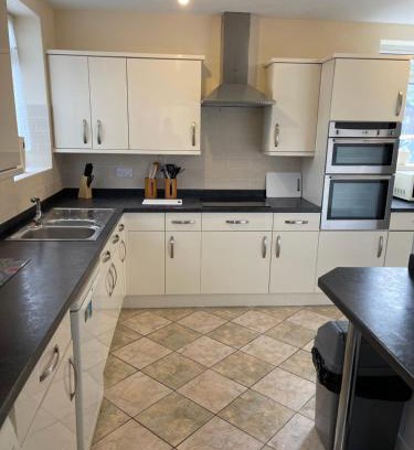 Mansfield House | Spacious, Sleeps 17, 3 bathrooms, Parking, Mansfield