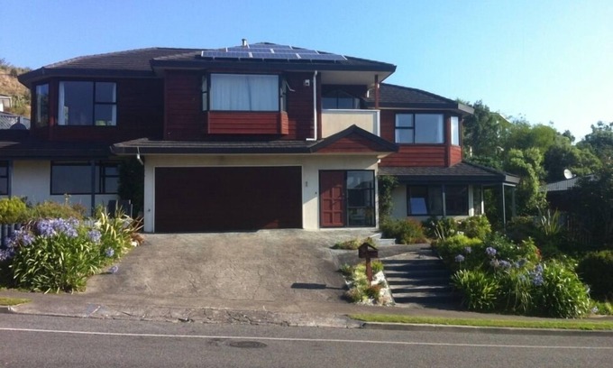 Tawa House | Spacious - Sleeps 5 plus baby and pets. Wonderful Views.