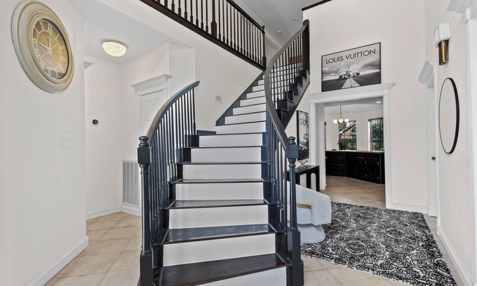 Barker House | Spacious Sleeps 8+ SPA like bathroom with soaking tub + Game Room + Patio BBQ