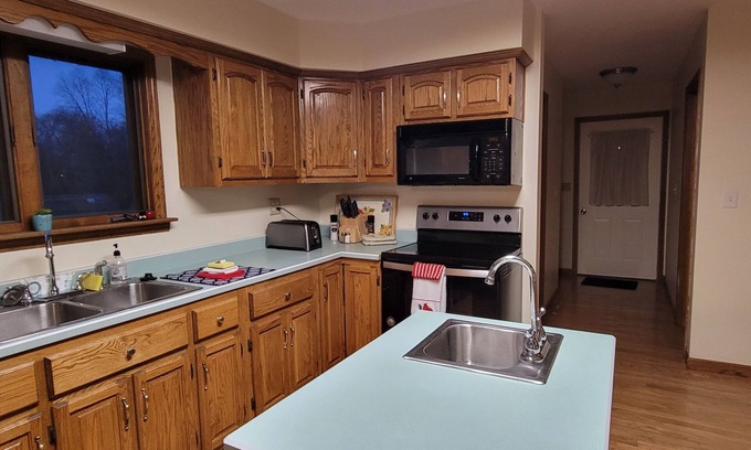 Delphos House | Spacious Small Town Peaceful Retreat!