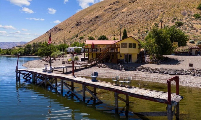 Huntington House | Spacious Snake River Getaway – Waterfront at Brownlee Reservoir w/Boat Launch