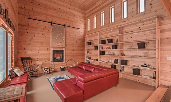 Ridgeway House | Spacious Soldotna Home with Mackey Lake Views!
