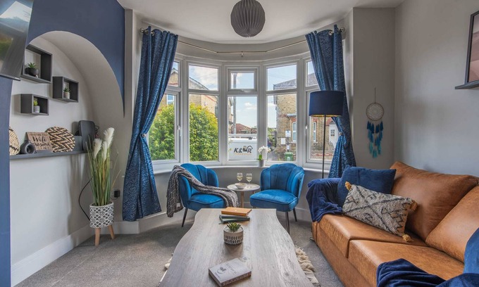 Portswood House | Spacious Southampton House. Sanctuary in the City