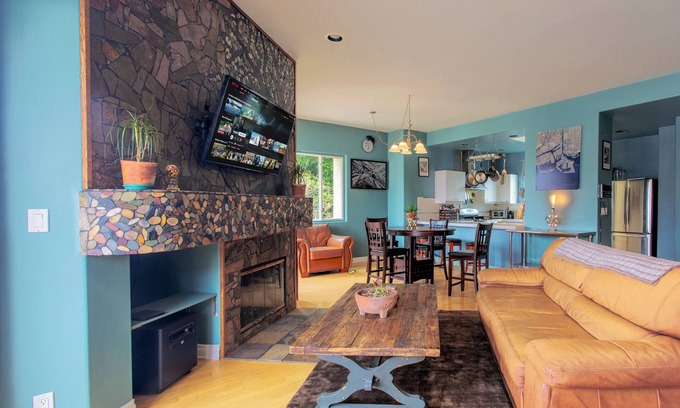 Central San Pedro Condo | Spacious split-level condo in quiet neighborhood