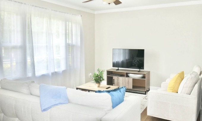 Pineville House | Spacious Stay Near Carowinds Amusement Park | Newly Remodeled | Fenced Yard | Pet & Family Friendly
