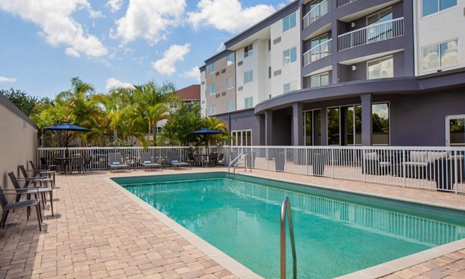 Oldsmar Hotel | Spacious Stay Near Tampa Bay! Outdoor Pool, Free Parking
