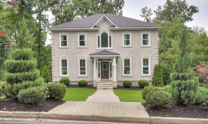 Martinez House | Spacious Stay off Stevens Way