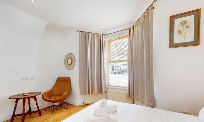Friern Barnet Apartment | Spacious Studio 5 min Walk to Metro Station