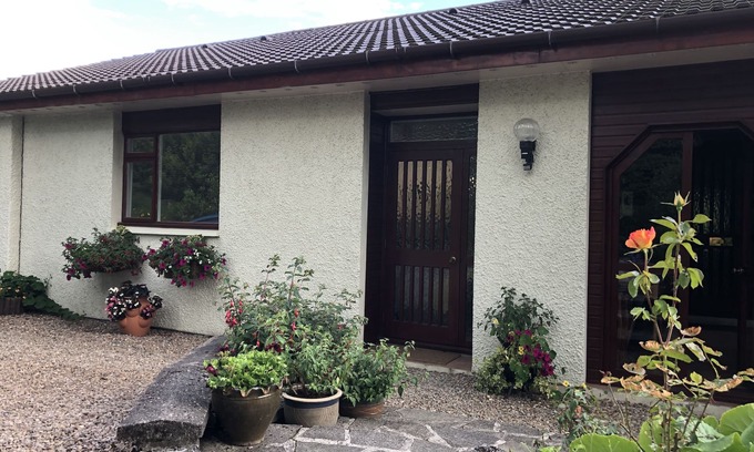 Roybridge Apartment | Spacious Studio Apartment with en-suite, full kitchen and private entrance