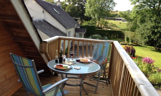 Bonnybridge Apartment | Spacious Studio Appartment In Semi Rural Setting