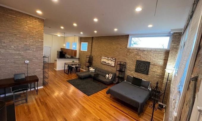 Woodlawn Apartment | Spacious Studio condo in Woodlawn. Steps from Hyde Park