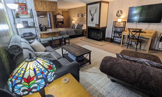 Snowshoe Condo | SPACIOUS Studio Sleeps 4, 3 min Walk 2 Slopes, Bike-friendly Window AC in summer