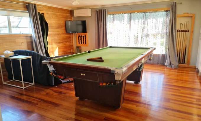 Tamahere Apartment | Spacious studio w/pool table- 1 queen and 1 sofa bed, close to attractions