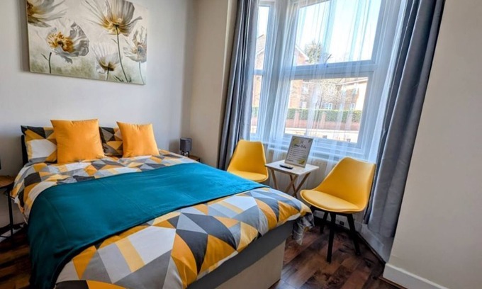 London Borough of Hounslow Apartment | Spacious Studio with Private Kitchen and Bathroom Close to Heathrow Airport