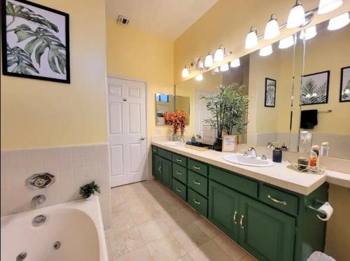 Pico - Robertson Apartment | Spacious studio with two queen beds near Beverlywood 5 minutes to Rodeo Drive