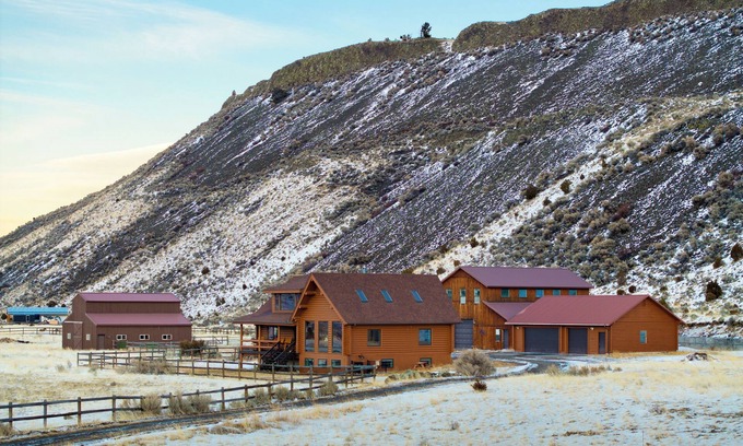 Emigrant House | SPACIOUS & Stunning 6-bedroom Log Cabin Home Great for Large Gatherings!