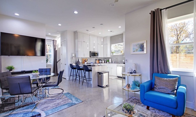 MLK House | Spacious & Stylish 2BR House ~ 5★ Location, ♛Queen Beds, Pkg