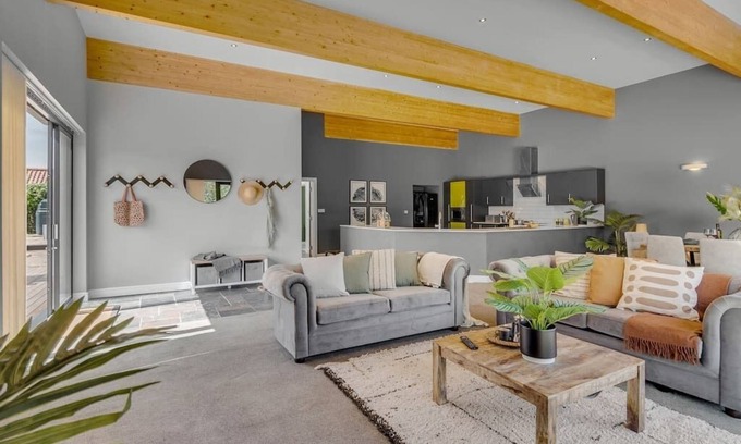 Hethel House | Spacious, stylish 4bed home w/patio, garden & parking