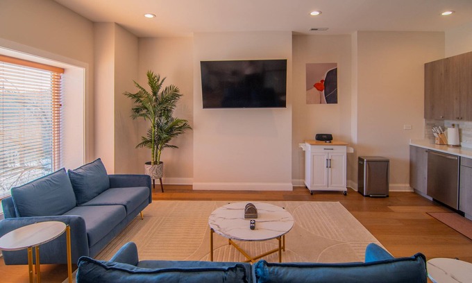 East Garfield Park Apartment | Spacious/Stylish Apt Near Med District/West Loop
