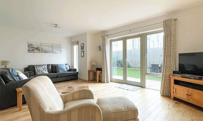 Portland House | Spacious & stylish holiday home, sea views!
