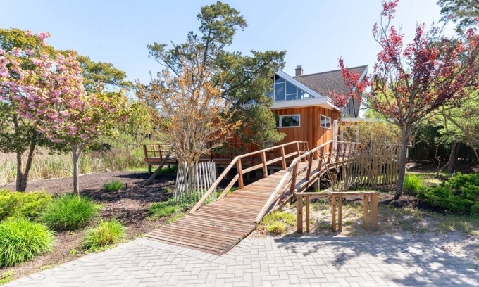 Seaview House | Spacious & Stylish Seaview House available July 2025