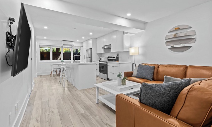 Lambton House | Spacious & Stylish Walk-Out - SuperHost