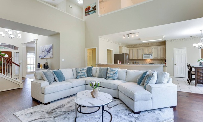 Sugar Land House | Spacious Sugar Land Home w/Yard & Pool Access!